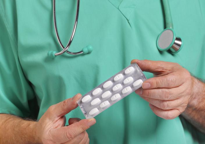 lekarz trzymający tabletki